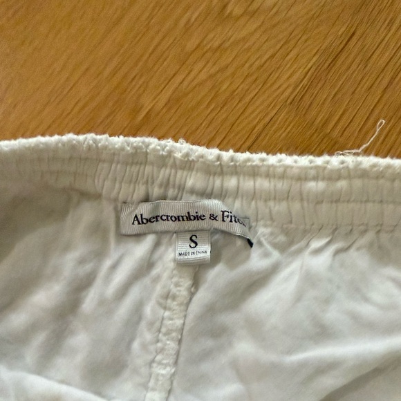 Abercrombie and Fitch white crochet mini shorts size small perfect condition! - Picture 4 of 4